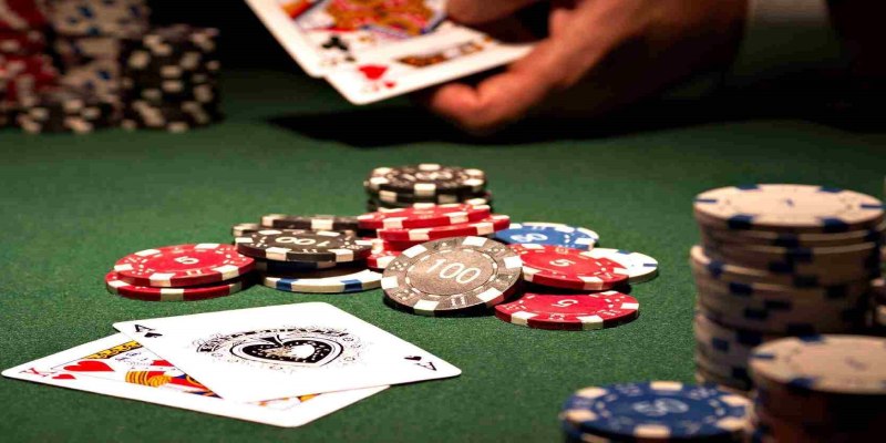 Learners at VIP777 celebrating milestones achieved through poker training school programs.